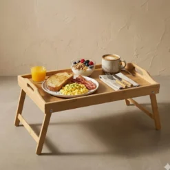 Bambusowa taca śniadaniowa z rozkładanymi nóżkami LENTO, 54 x 30 x 24 cm