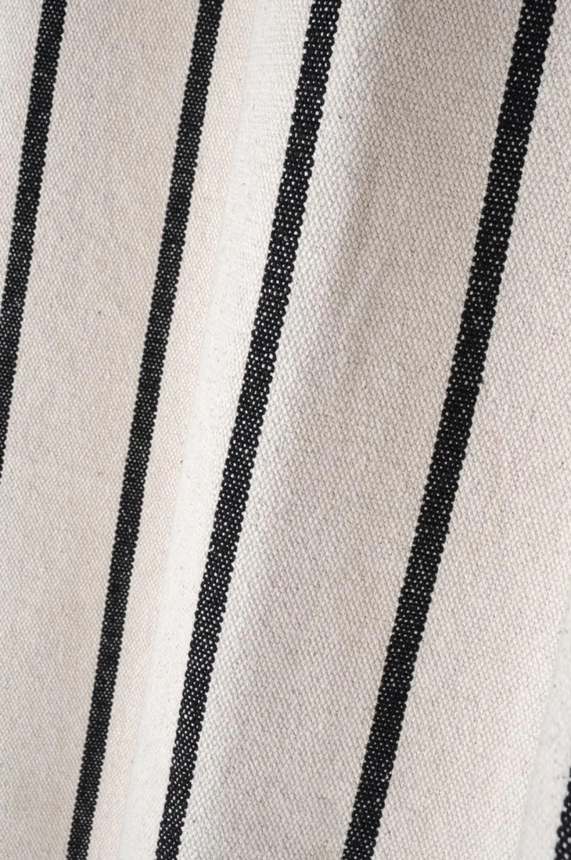Bawełniana zasłona na przelotkach TROP czarne paski, 135 x 260 cm