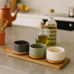 Ceramiczne miseczki na przekąski VOYO, 3 sztuki na podłużnej tacy