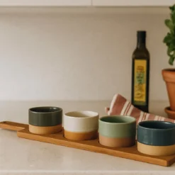 Ceramiczne miseczki na przekąski VOYO, 4 sztuki na podłużnej tacy