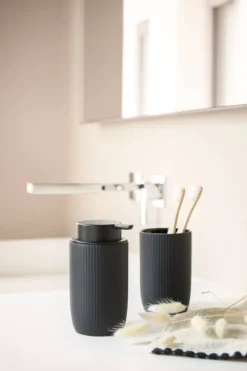 Ceramiczny prążkowany kubek na szczoteczki, Ø 7,7 cm