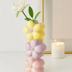 Ceramiczny wazon dekoracyjny z motywem kwiatów BLOMMA, 23 cm