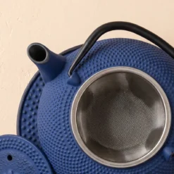 Czajnik żeliwny do herbaty z sitkiem, filiżankami i podstawką SONO, 1,2 l