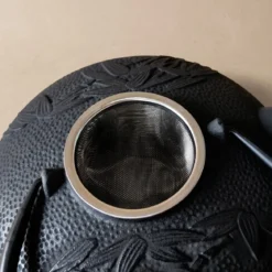 Czajnik żeliwny do herbaty z sitkiem, filiżankami i podstawką, 800 ml NARO, czarny