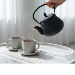 Czajnik żeliwny z zaparzaczem TAKI, 1000 ml