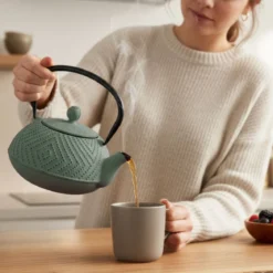 Czajnik żeliwny z zaparzaczem KAMIN, 900 ml