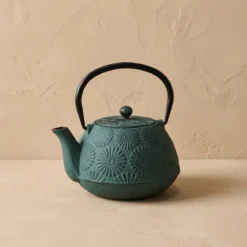 Dzbanek żeliwny z czarkami i podstawką KOGA, 1200 ml