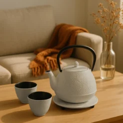Dzbanek żeliwny z czarkami i podstawką KOGA, 1200 ml