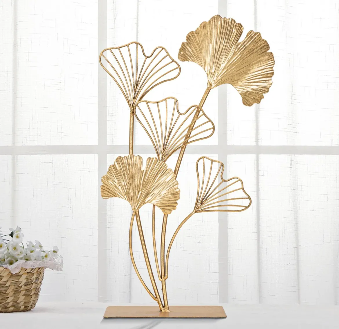 Figurka dekoracyjna LEAF, metalowa, motyw liścia, złota, 44,5 cm