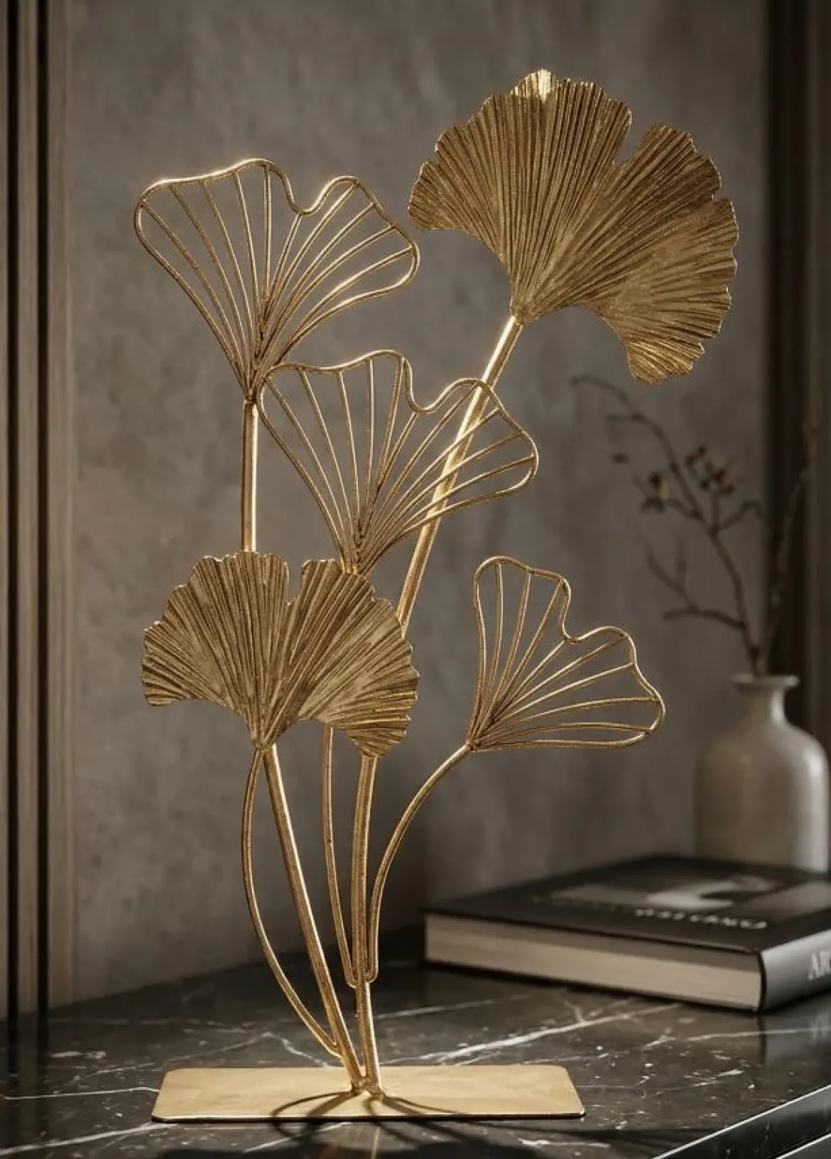 Figurka dekoracyjna LEAF, metalowa, motyw liścia, złota, 44,5 cm