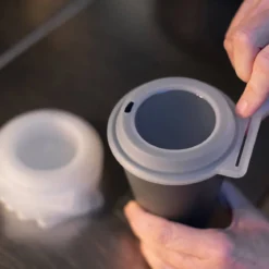 Kubek z pokrywką i otworem do picia, 300 ml