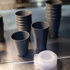 Kubek z pokrywką i otworem do picia, 300 ml