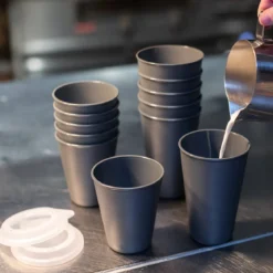 Kubek z pokrywką i otworem do picia, 300 ml
