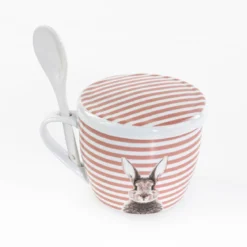 Kubek z pokrywką i z łyżeczką FLUFFY, porcelanowy, zajączek, 600 ml