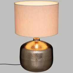 Lampa z beżowym abażurem Kais, metalowa podstawa, wys. 52 cm