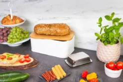 Metalowy chlebak z bambusową deską do krojenia + maselniczka