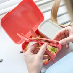 Śniadaniówka z przegródkami CANDY READY + zestaw sztućców, 4 elementy, KOZIOL
