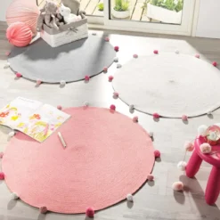 Okrągły dywanik z pomponami POMPOMPARTY, Ø 90 cm