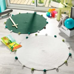 Okrągły dywanik z pomponami POMPOMPARTY, Ø 90 cm