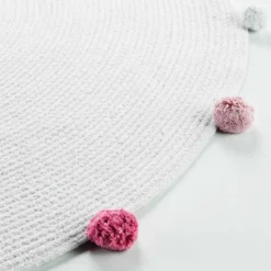 Okrągły dywanik z pomponami POMPOMPARTY, Ø 90 cm