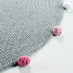Okrągły dywanik z pomponami POMPOMPARTY, Ø 90 cm