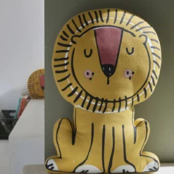 Poduszka przytulanka lew MAGIC JUNGLE, 60 x 42 x 10 cm