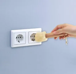 Szczotka do czyszczenia gniazdek elektrycznych