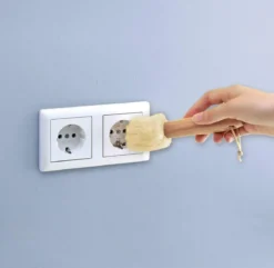 Szczotka do czyszczenia gniazdek elektrycznych
