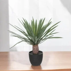 Sztuczna palma jak żywa w czarnej donicy, wys. 52 cm