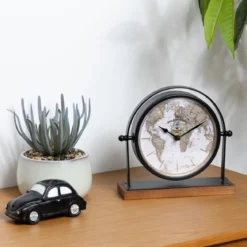 Zegarek retro na komodę Flavia, tarcza z mapą świata, wys. 20 cm