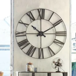 Zegar wiszący z metalu, tarcza z dużymi elementami w stylu vintage
