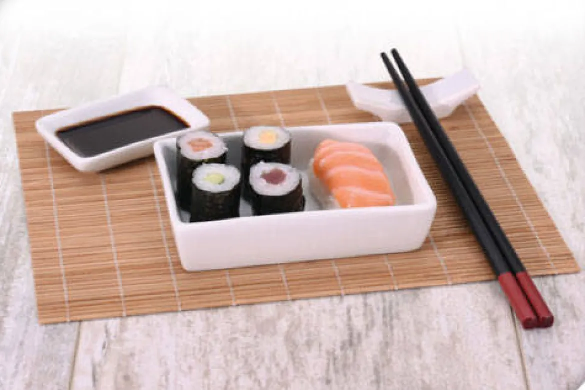 Zestaw do serwowania sushi dla 2 osób, z bambusową matą